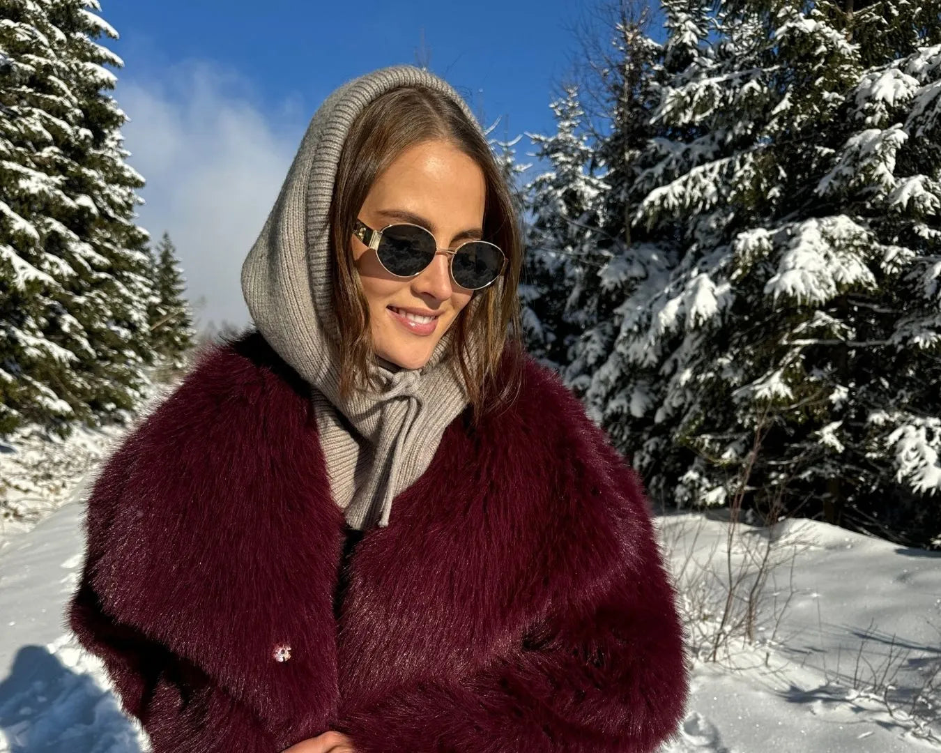 Frau in Winterlandschaft mit Sonnenbrille, Balaklava & Sonnenbrille