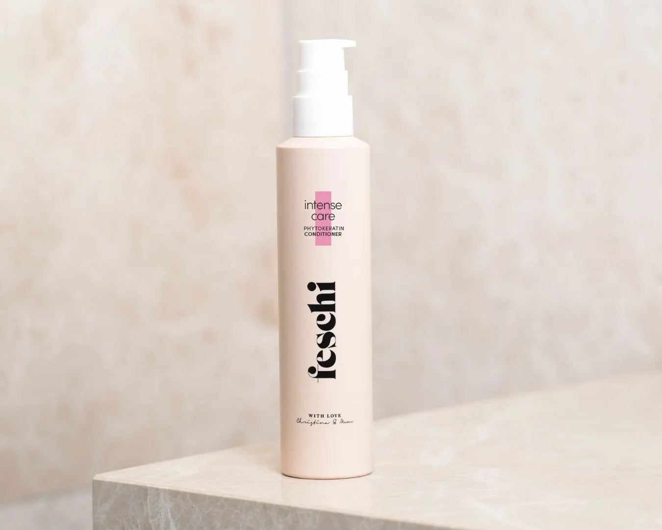 Produktbild des feschi Intense Care Conditioners, stehend im Badezimmer