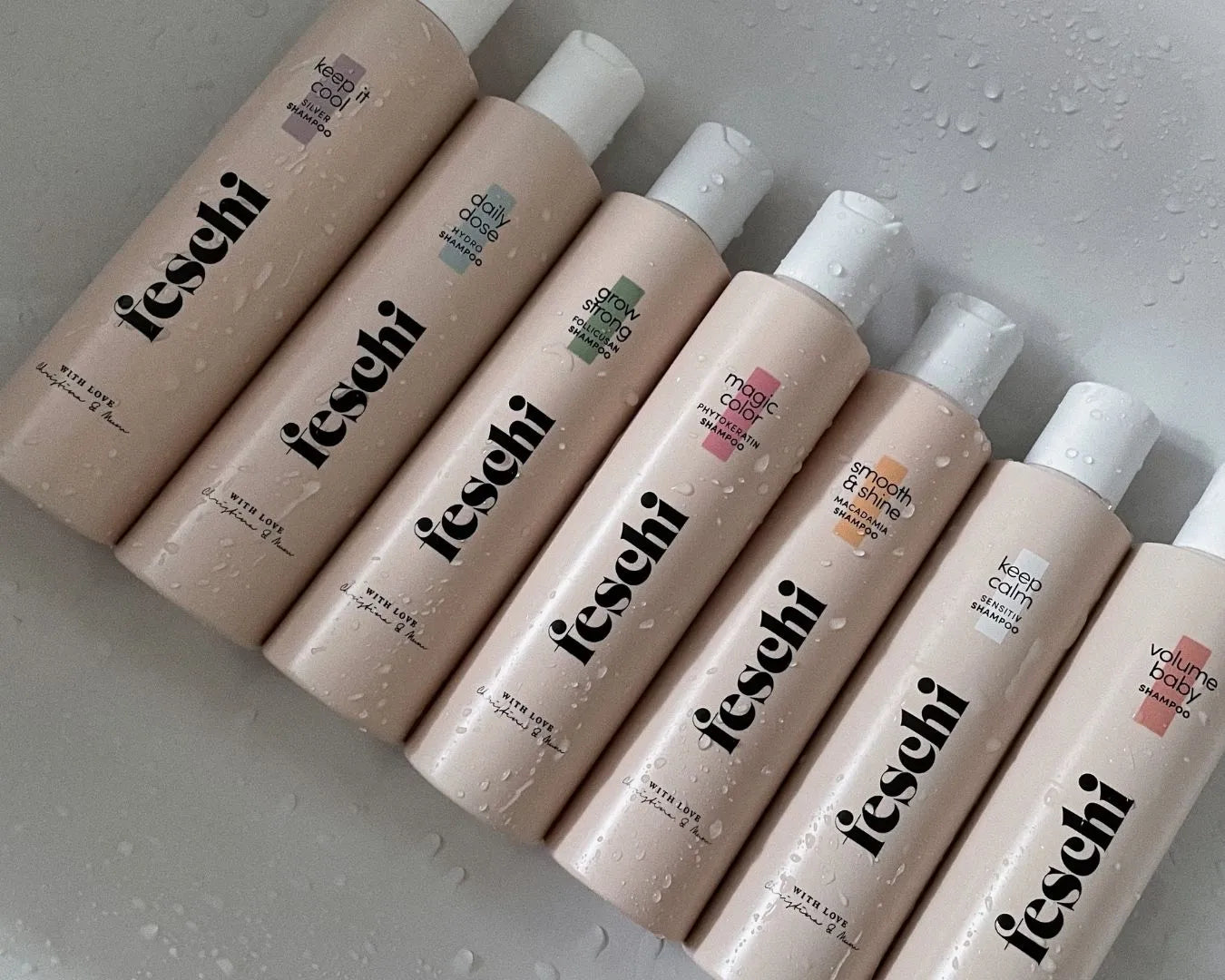Alle feschi Shampoos nebeneinander aufgereiht und voll mit Wassertropfen
