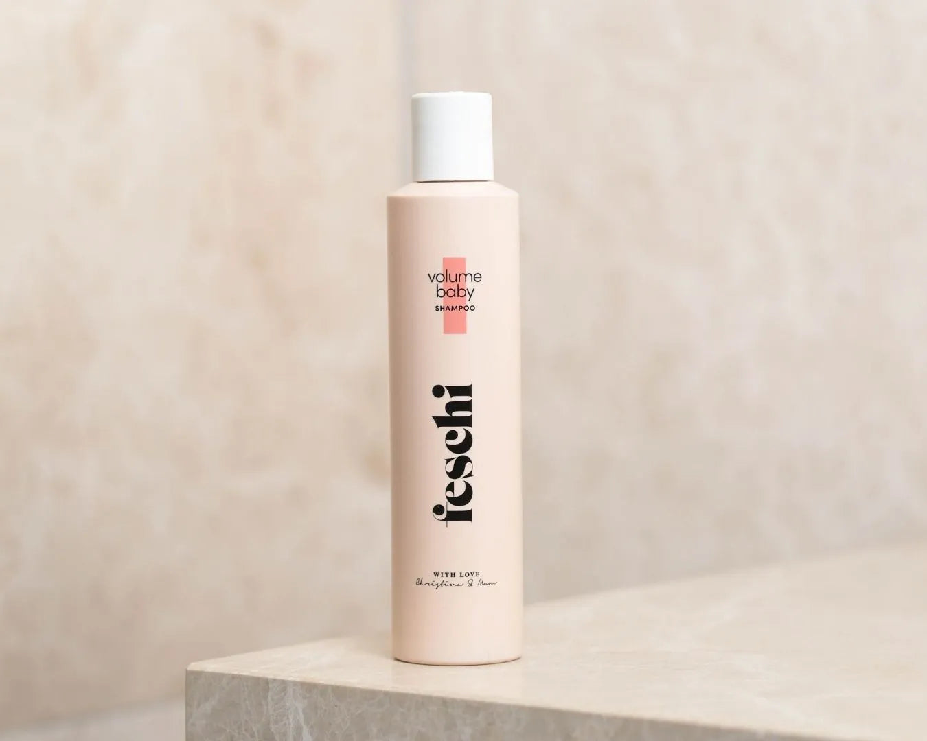 Produktbild des feschi Volume Baby Shampoos, stehend im Badezimmer