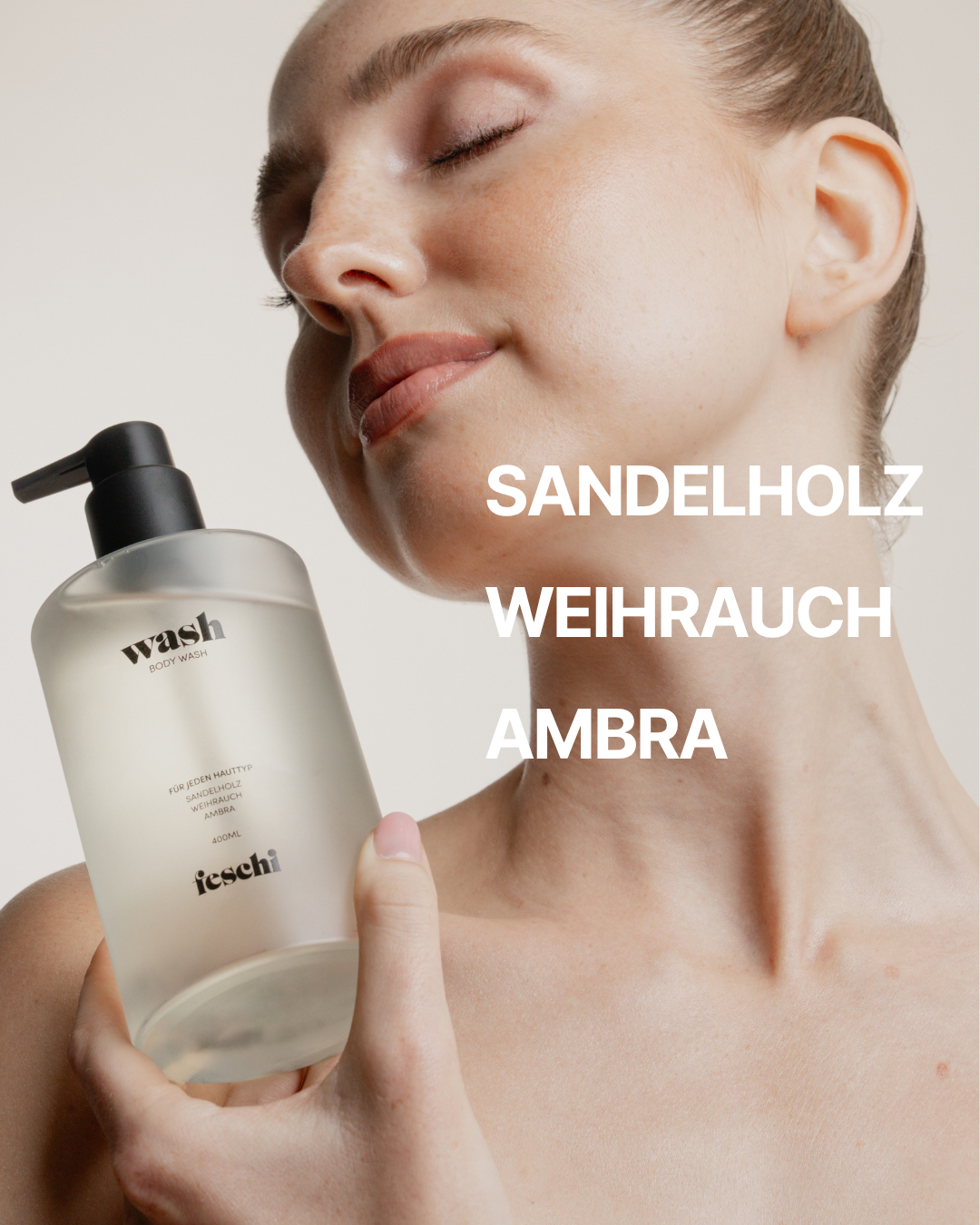 Frau mit Body Wash von fesch in der Hand