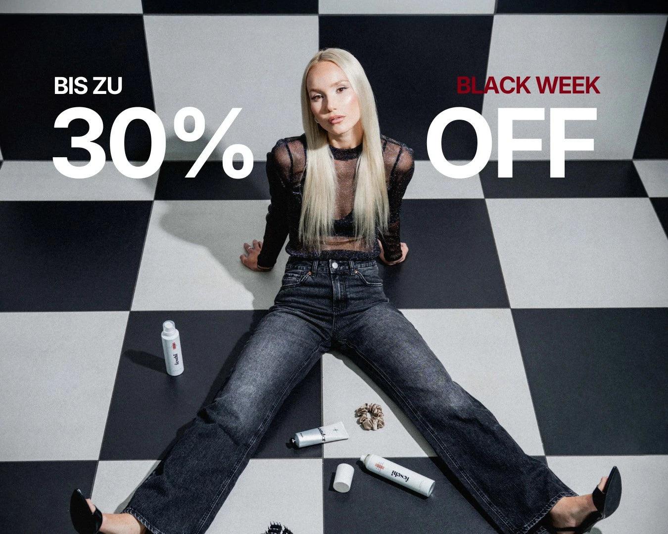 Frau sitzt auf Boden und feschi Produkte liegen rund um ihr