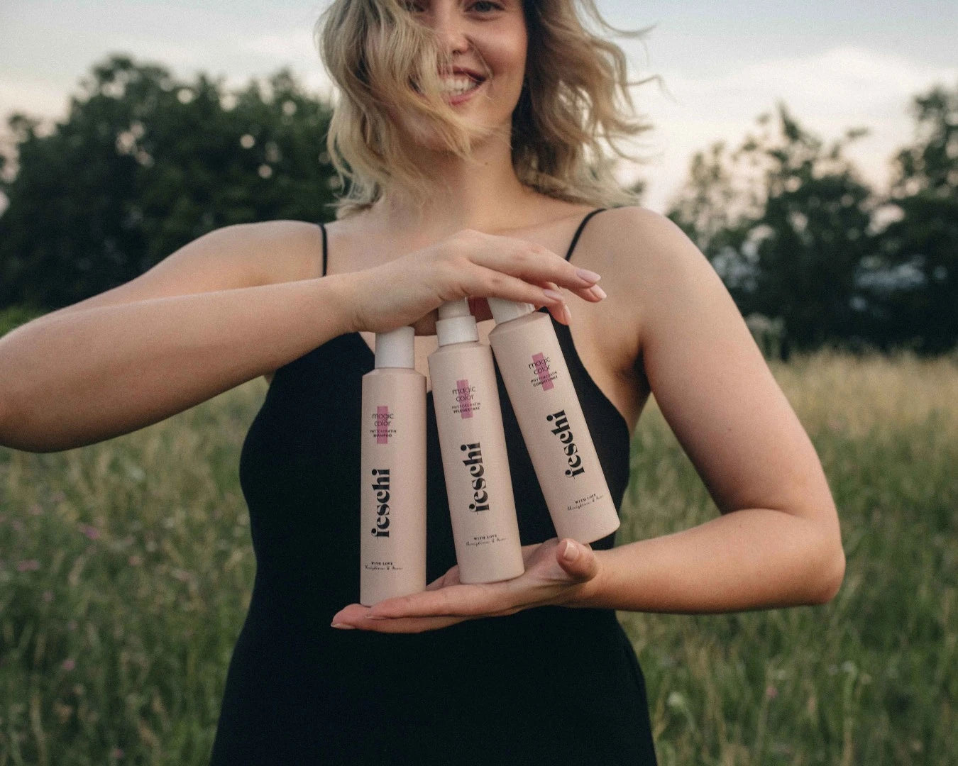 Frau hält drei Produkte von feschi in der Hand