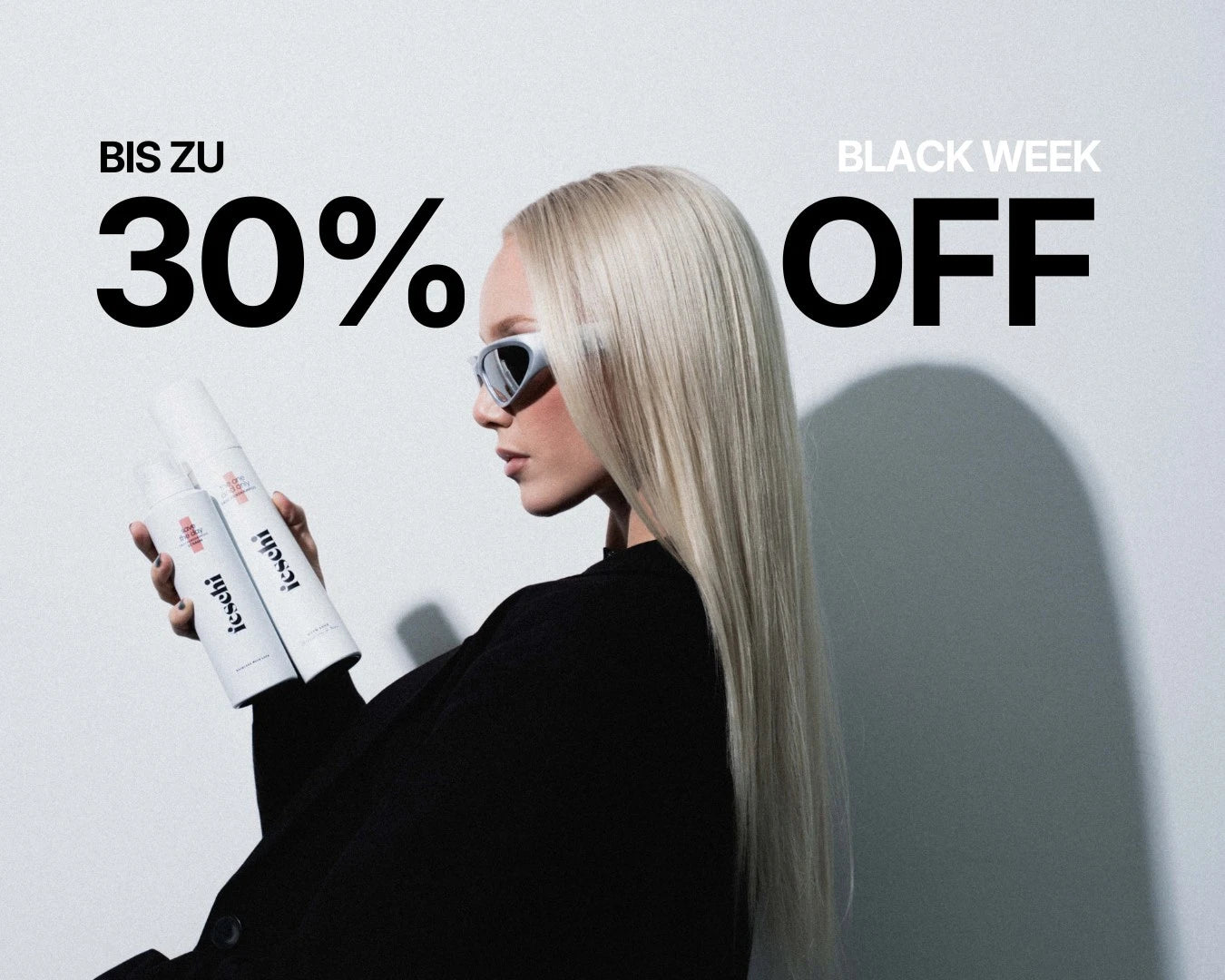 Frau hält zwei feschi Trockenshampoos in der Hand und ist von der Seite zu sehen