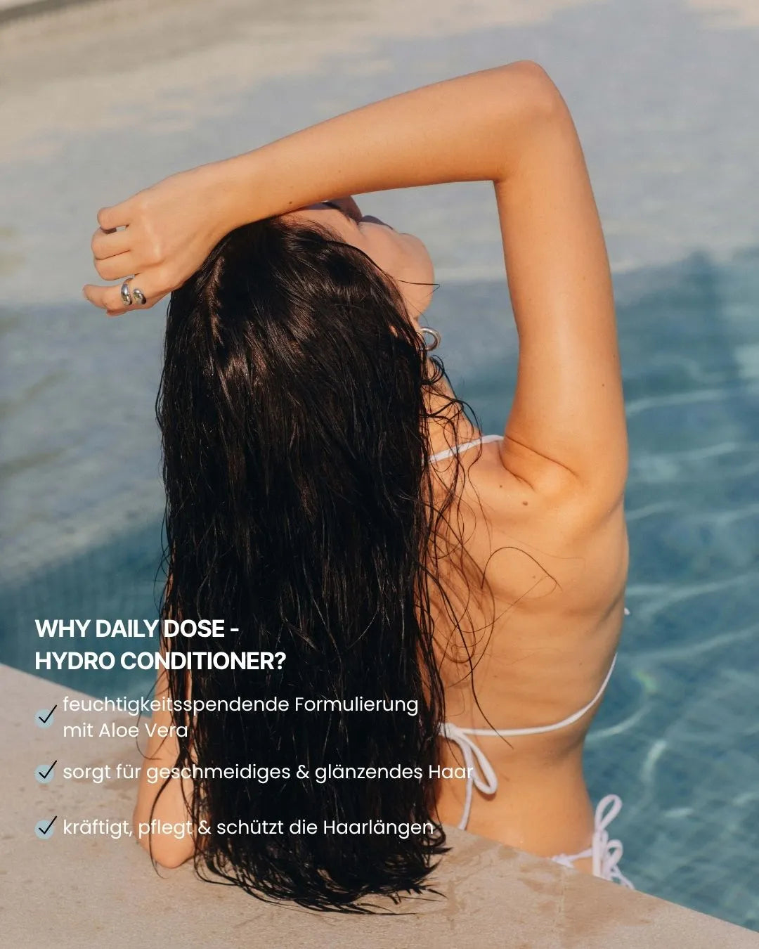 Frau mit nassem Haar am Pool - feschi Daily Dose Hydro Conditioner sorgt für intensive Feuchtigkeit und Glanz.