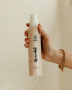 feschi Daily Dose Hydro Conditioner unter der Dusche - handlicher Pumpspender für die tägliche Haarpflege.