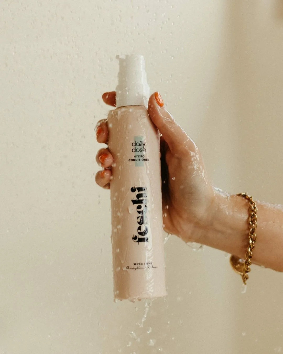 feschi Daily Dose Hydro Conditioner unter der Dusche - handlicher Pumpspender für die tägliche Haarpflege.