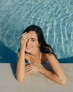Frau im Pool mit nassem Haar - perfekte Ergänzung zu feschi Daily Dose Hydro Shampoo