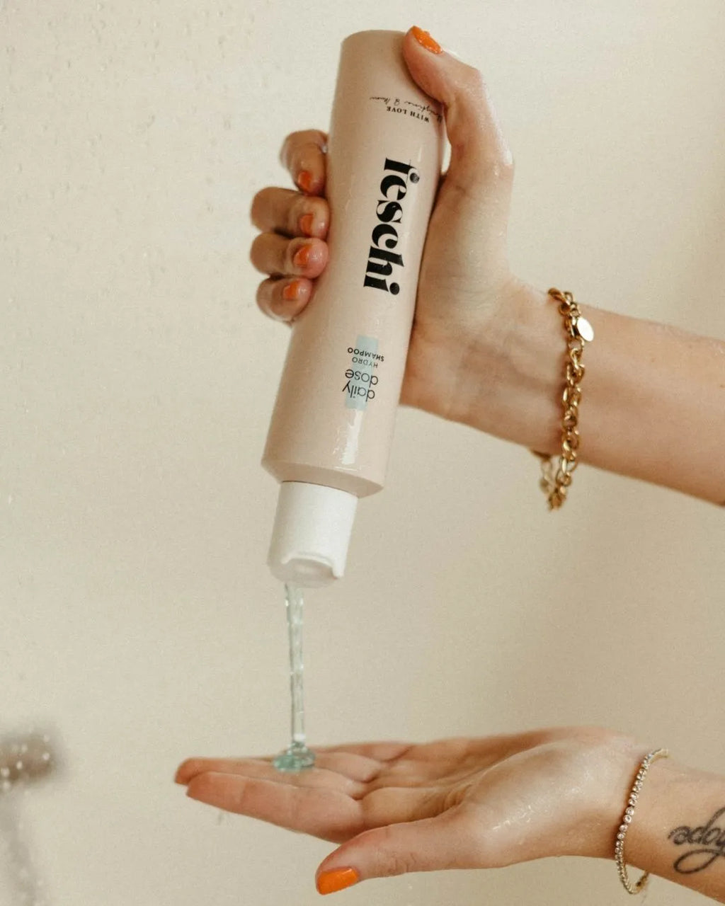 Produktanwendung - feschi Hydro Shampoo mit feuchtigkeitsspendender Formel