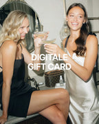 Foto von zwei Frauen wo sie mit Sektgläsern anstoßen und Schriftzug digitale Giftcard darauf