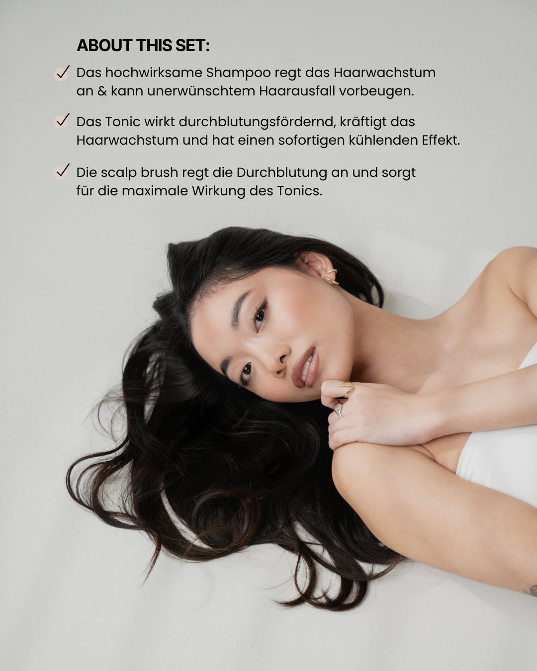 Frau liegt auf Boden, blickt in die Kamera und hat schöne dunkle haare