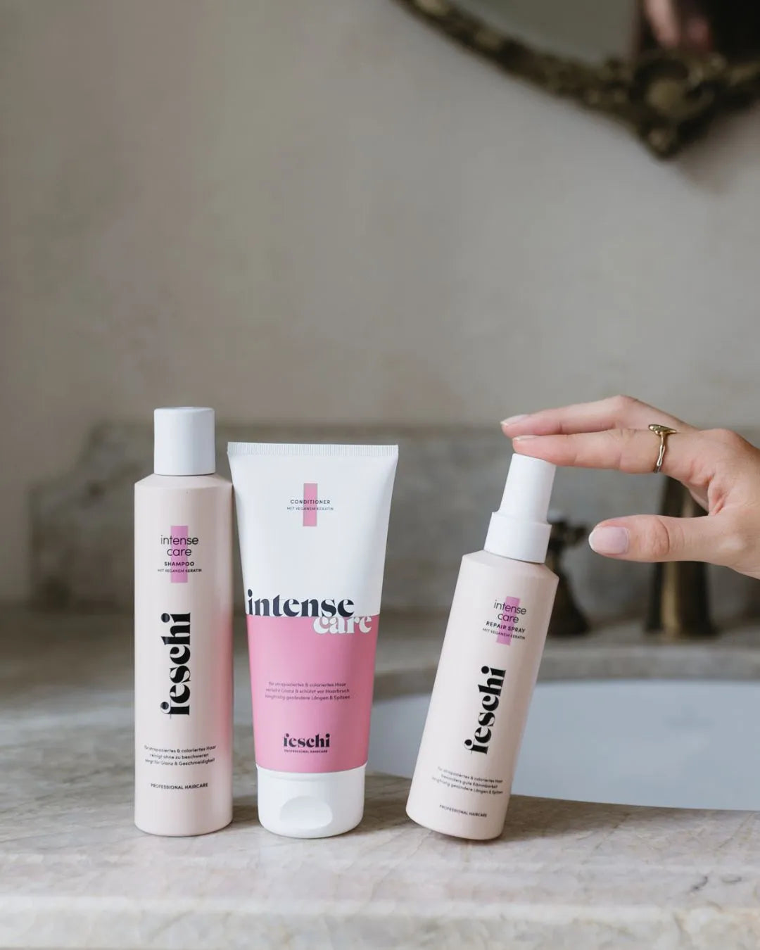 die feschi intense care Serie steht auf schönem Badezimmertisch und wird präsentiert