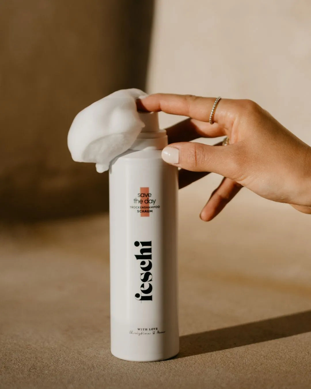 feschi Save the Day Trockenshampoo Schaum bei der Anwendung