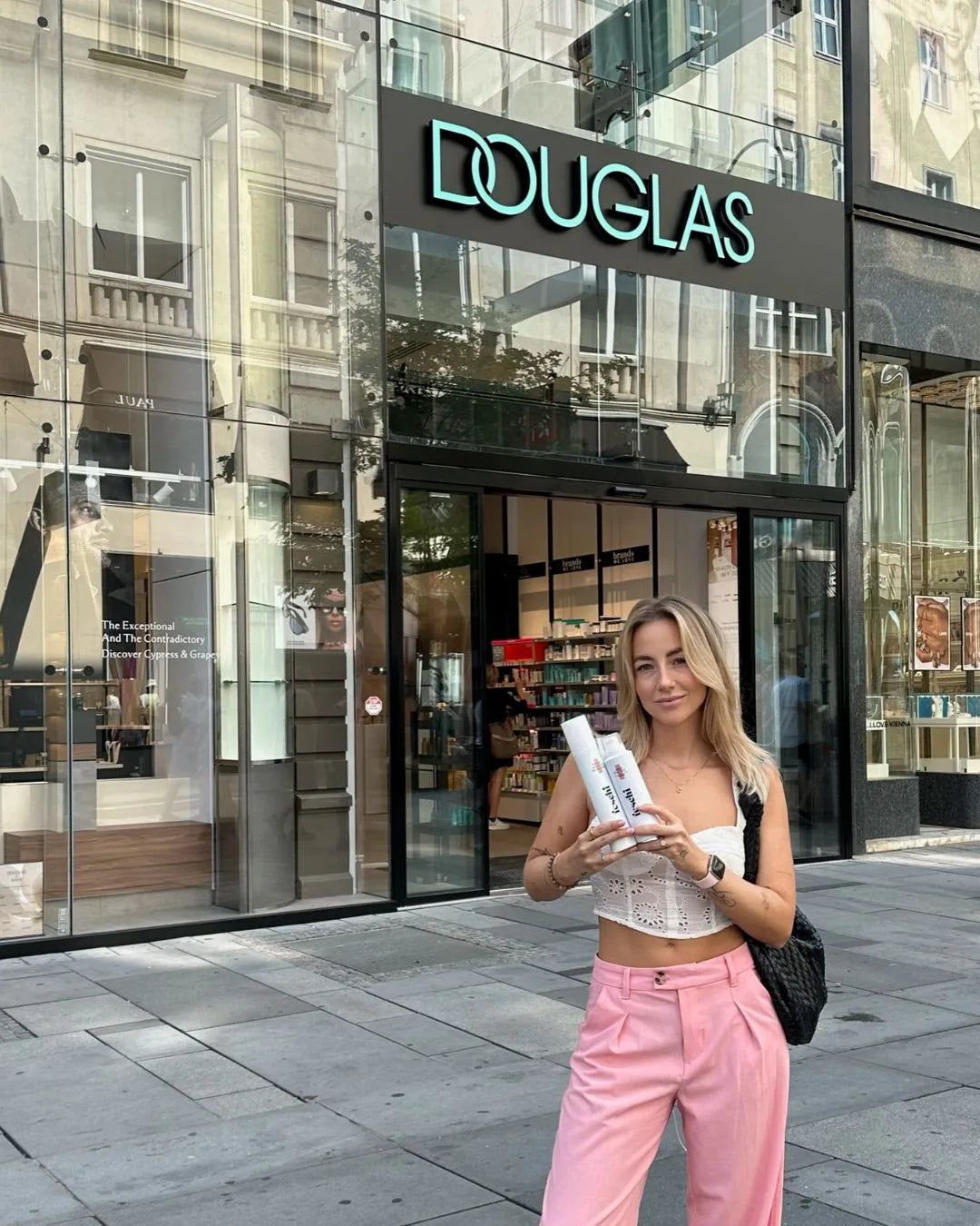 feschi Haircare vor einer Douglas Filiale in Wien