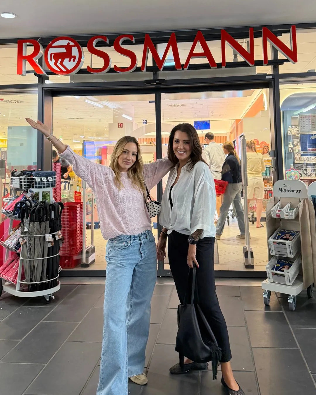 Christina und Michaela Bischof vor einer Rossmann Filiale