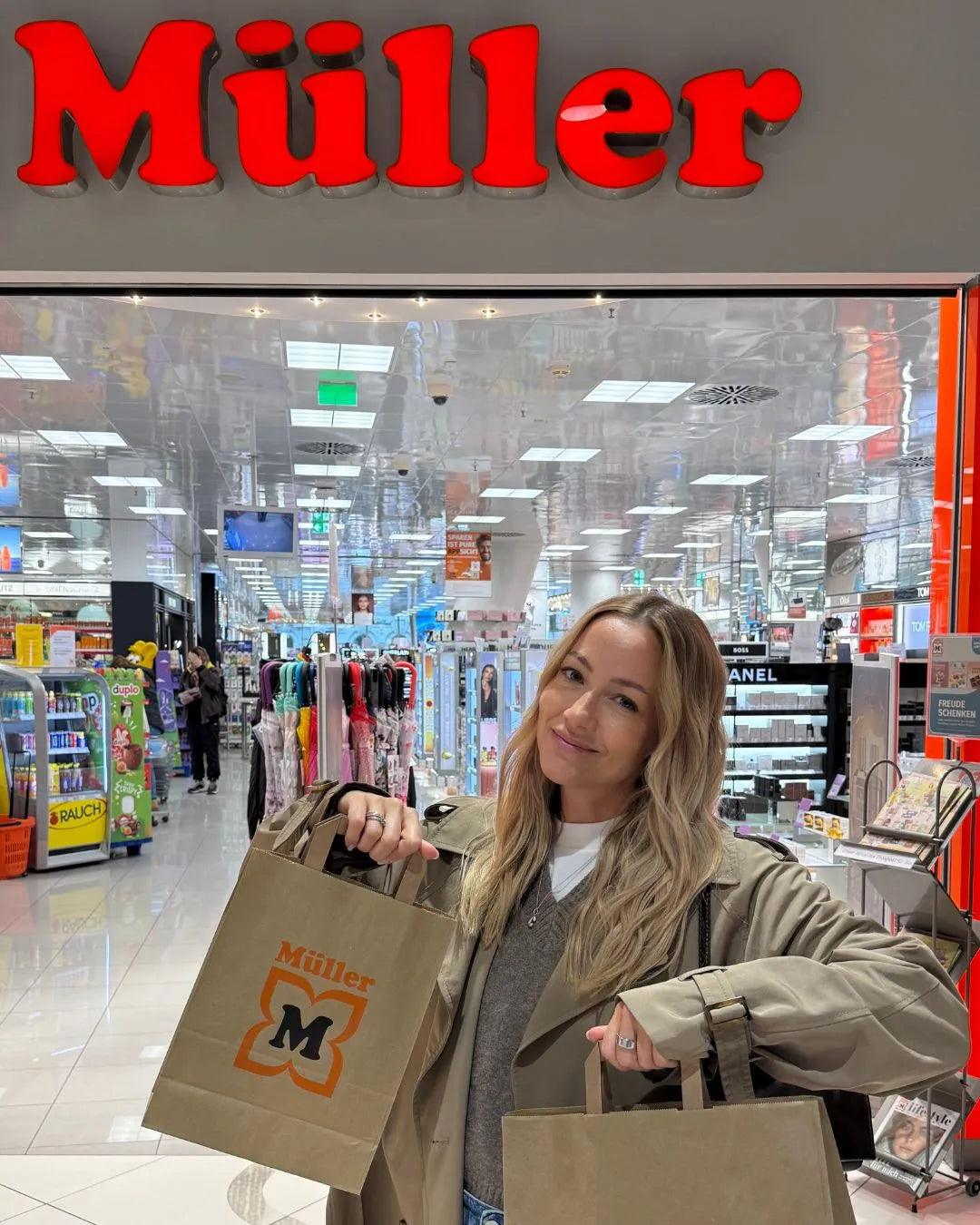 feschi Haircare Einkauf vor einer Müller Filiale