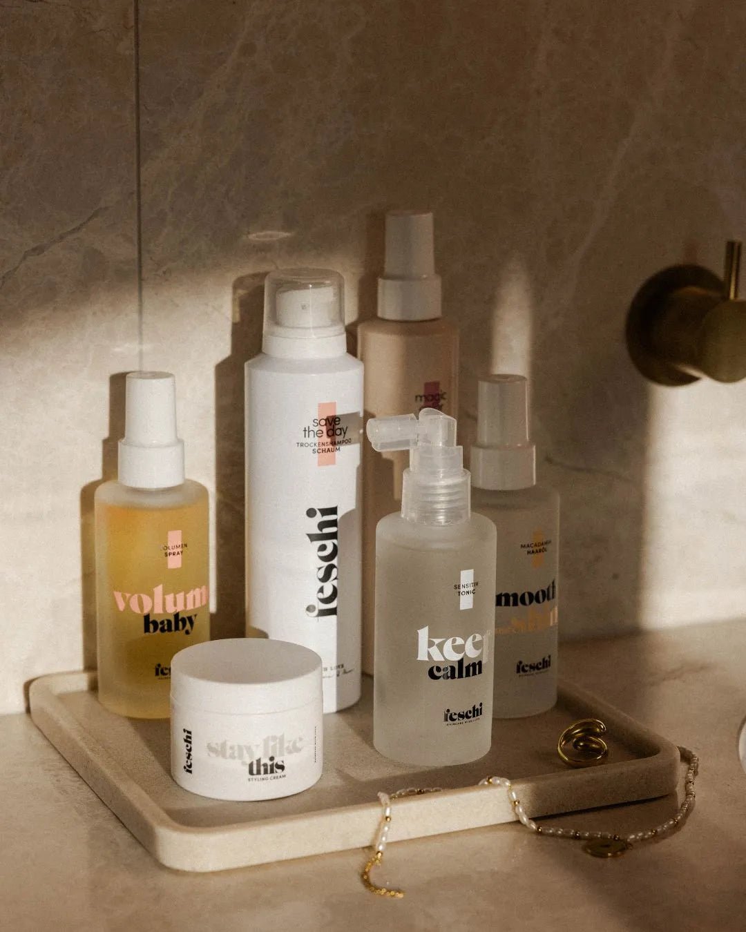Auswahl verschiedener feschi Haircare Produkte auf einem Badezimmer-Tablett