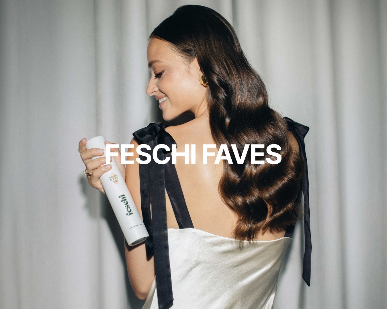 Frau von hinten, blickt nach unten und hält den feschi Smooth & Shine Anti-Frizz Spray; darüber der Schriftzug ‚Feschi Faves‘