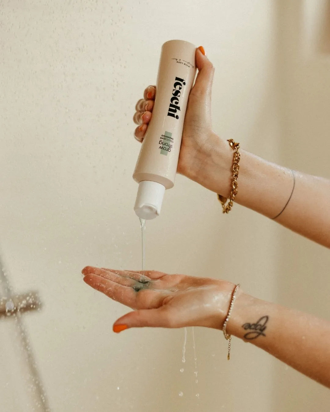 feschi Grow Strong Shampoo beim Auftragen in der Dusche – nährende Anwendung