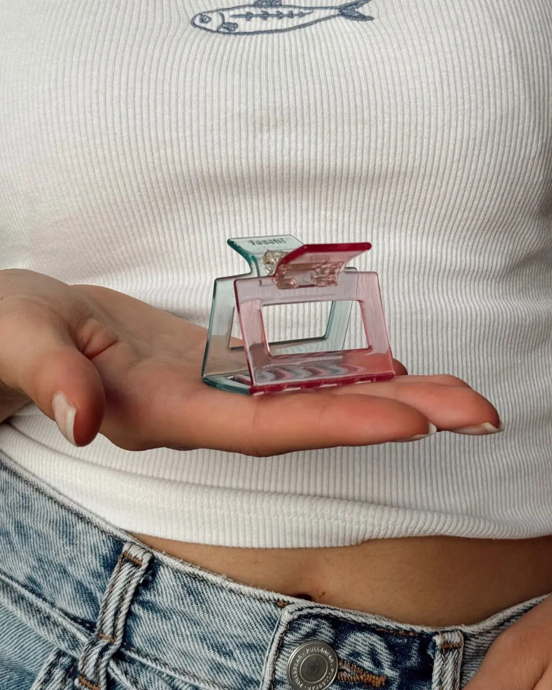 Spange in Hand von feschi in rosa und blau