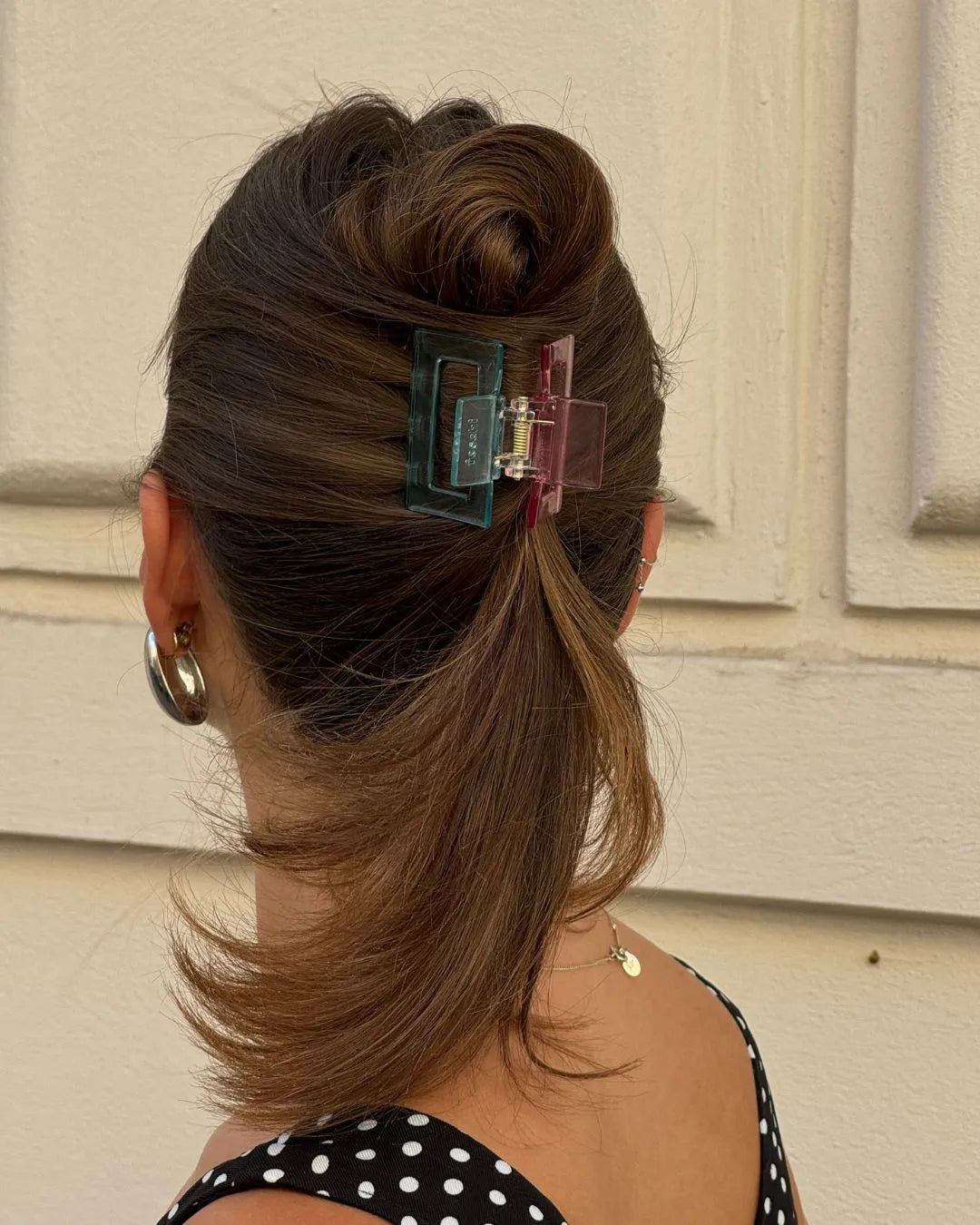 Haare von hinten mit zweifärbiger Spange