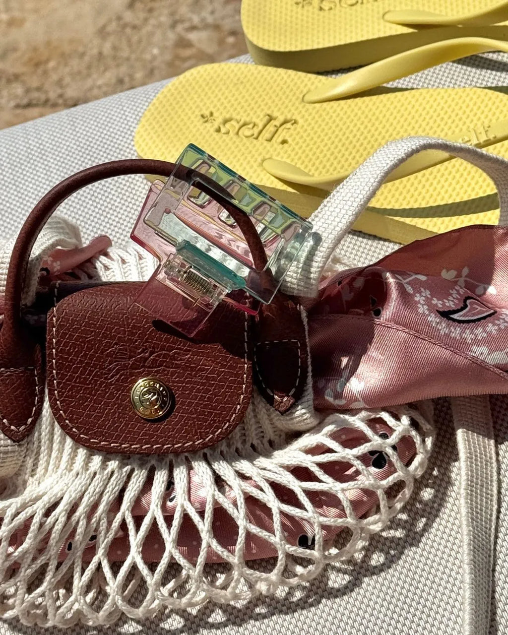 Strandtaschen Flatlay mit feschi Haarspange