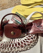 Strandtaschen Flatlay mit feschi Haarspange