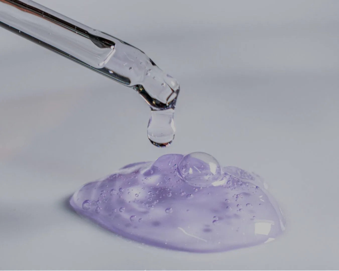 Nahaufnahme von Inhaltsstoff Seifenkraut inklusive Pipette