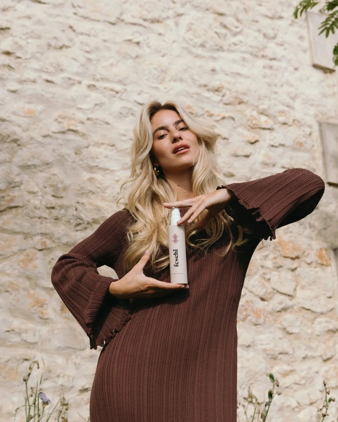 Blondes Model sprüht feschi Intense Care Phytokeratin Conditioner ins Haar - intensive Pflege für gesundes Haar