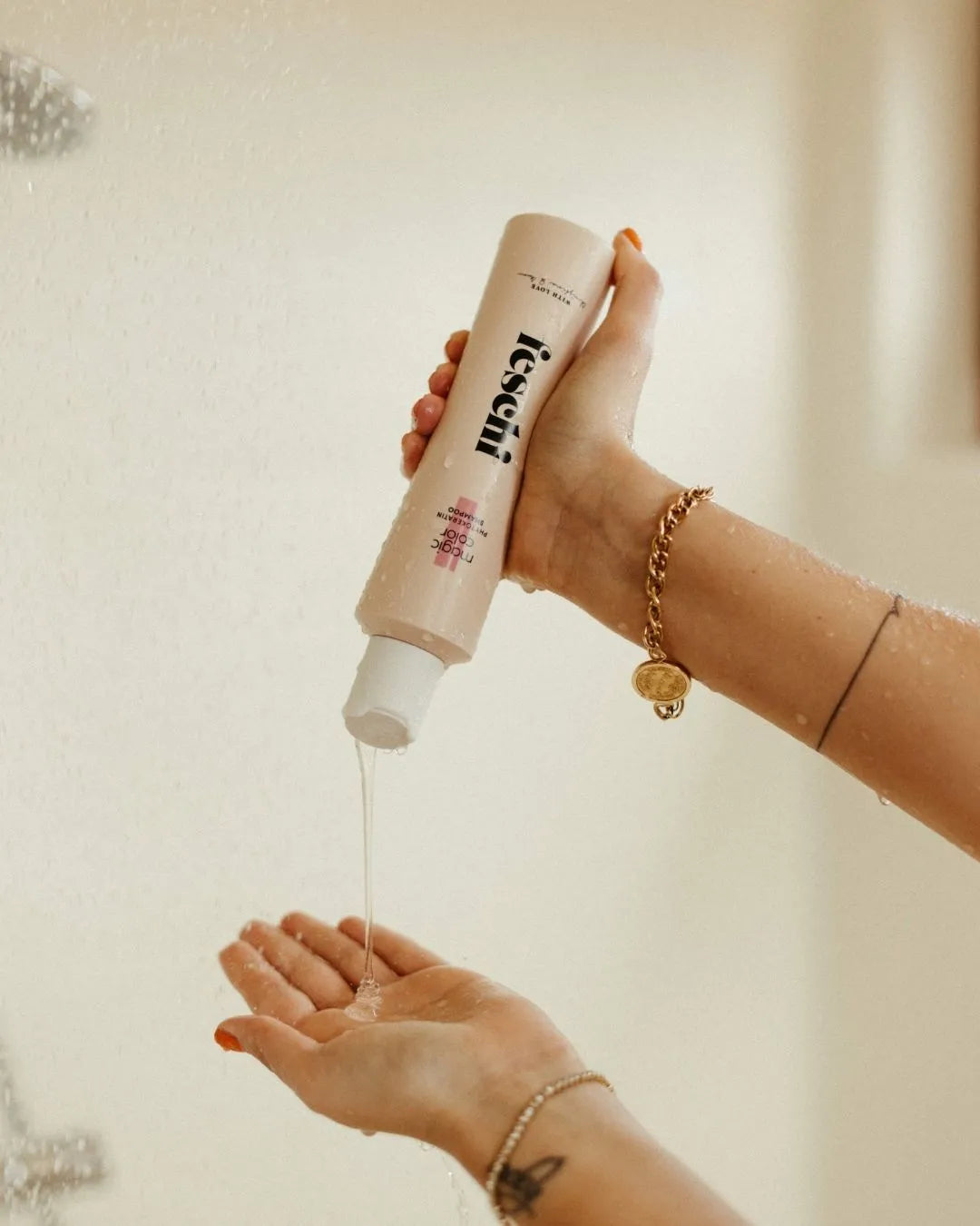 Hand dosiert das feschi intense care Phytokeratin Shampoo unter der Dusche