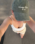 Person trägt Vintage-Kappe von feschi und macht ein Foto von oben herunter