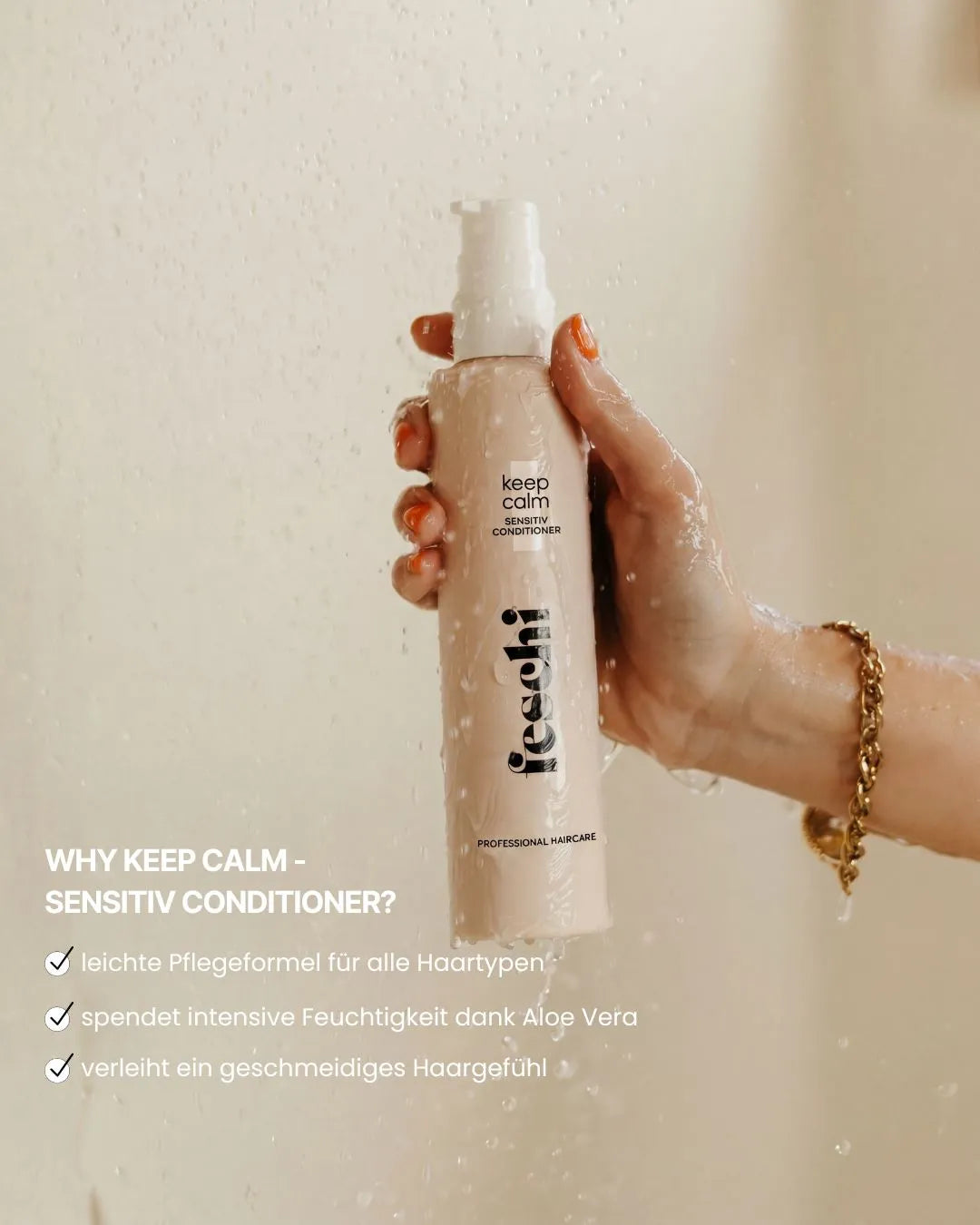 person hält den keep calm - sensitiv conditioner unter der dusche in der hand und es steht mit text info dazu drauf