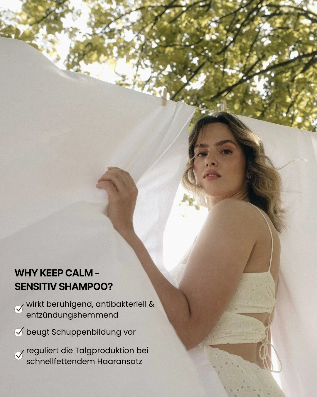 Frau in weißem Kleid hält feschi keep calm Sensitiv Shampoo mit Infos zu Wirkung gegen fettigen Ansatz & Schuppen