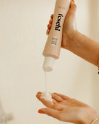 feschi keep calm Sensitiv Shampoo wird aus der Flasche in die Hand gegeben -Anwendung unter der Dusche