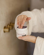 Detailshot von feschi keep it cool Silver Mask. Frau greift in den offenen Tiegel um die Konsistenz zu zeigen