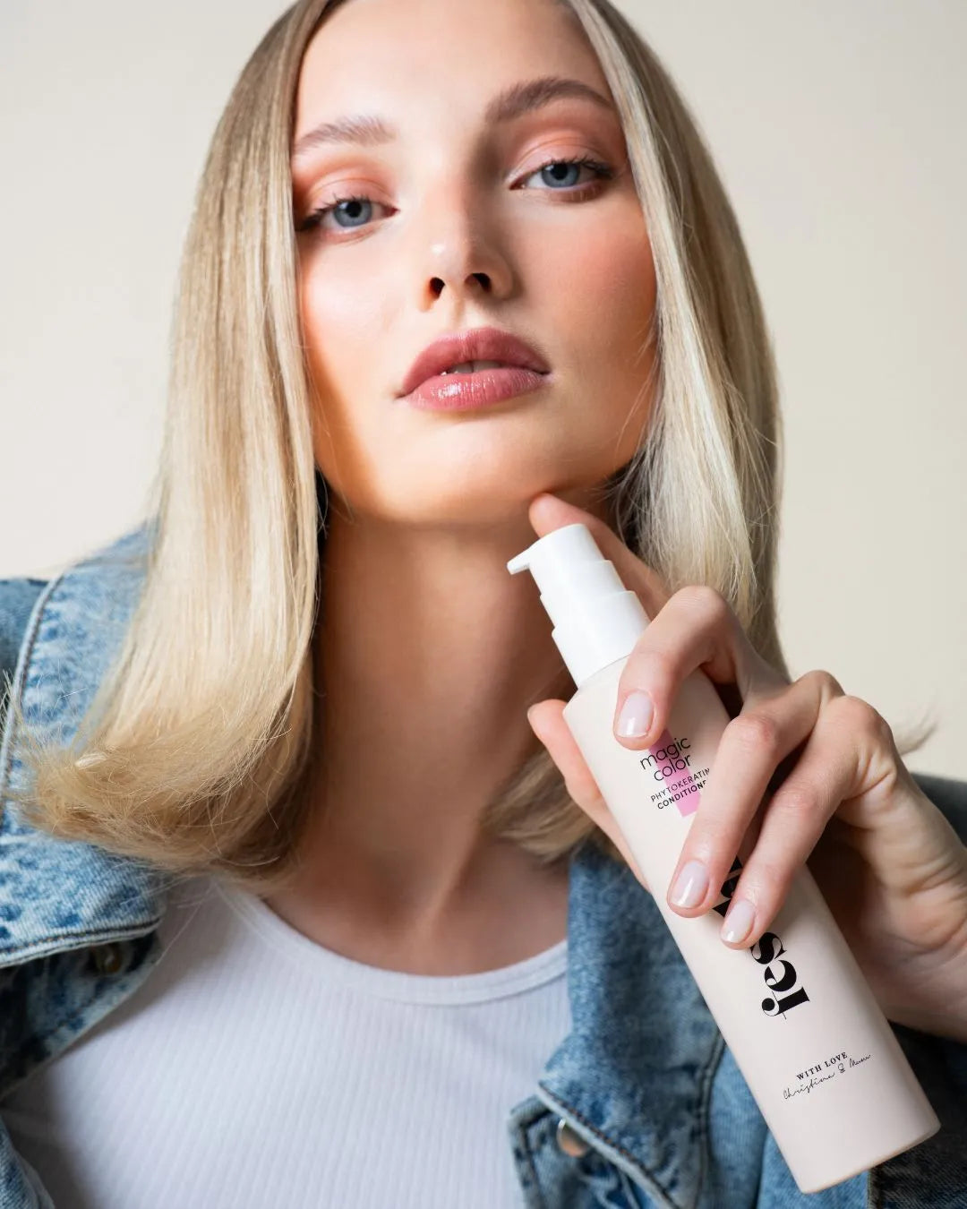 Frau hält magic color Conditioner in Hand 