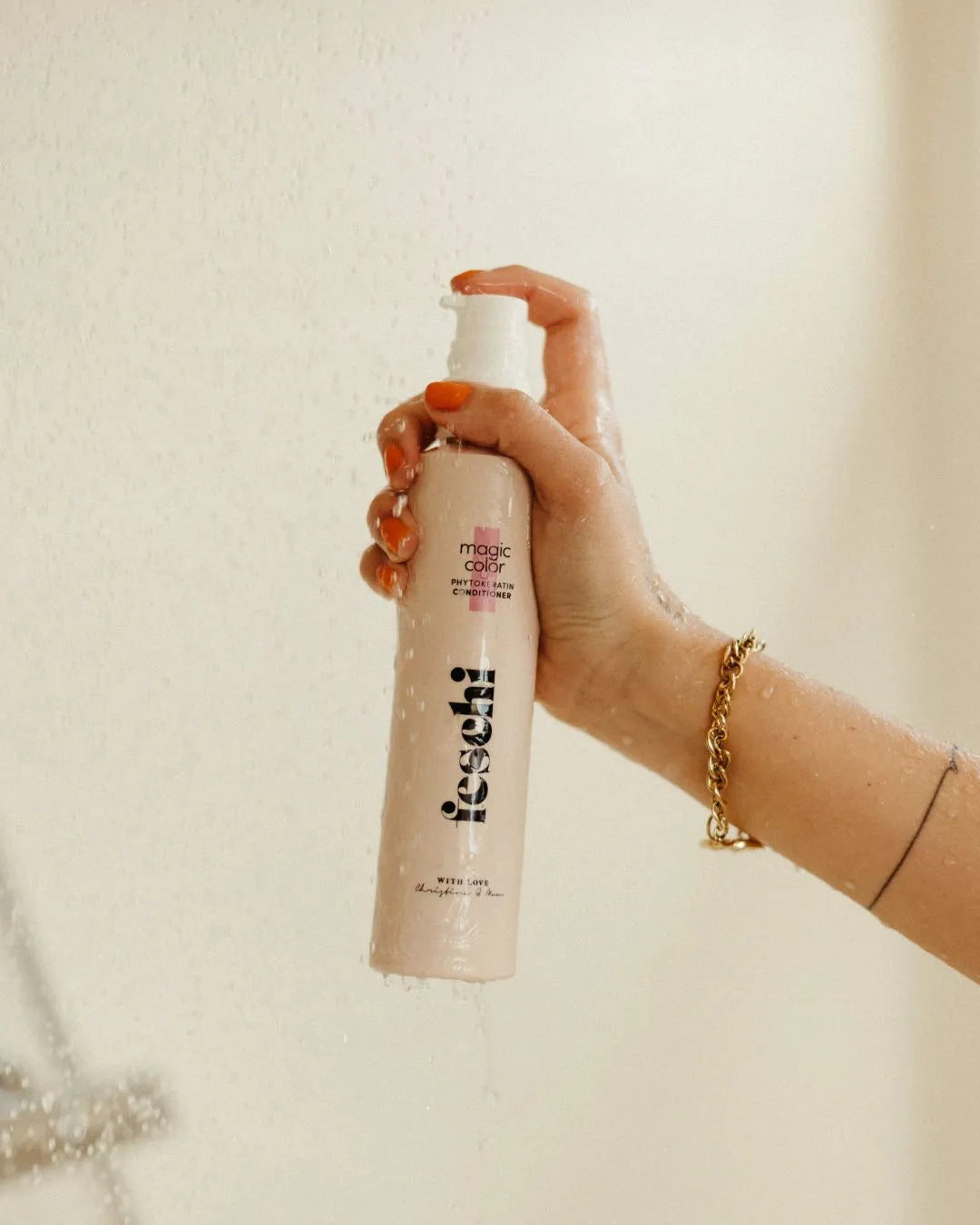 Magic color Conditioner von feschi wird in der Dusche angewendet