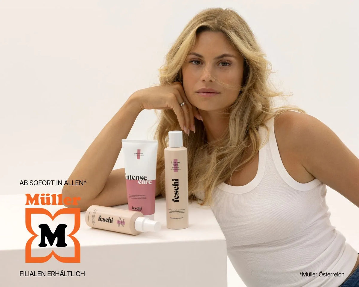feschi jetzt bei Müller erhältlich Titelbild. Blondes Model schaut frontal in die Kamera und vor ihr ist die feschi intense care Serie präsentiert