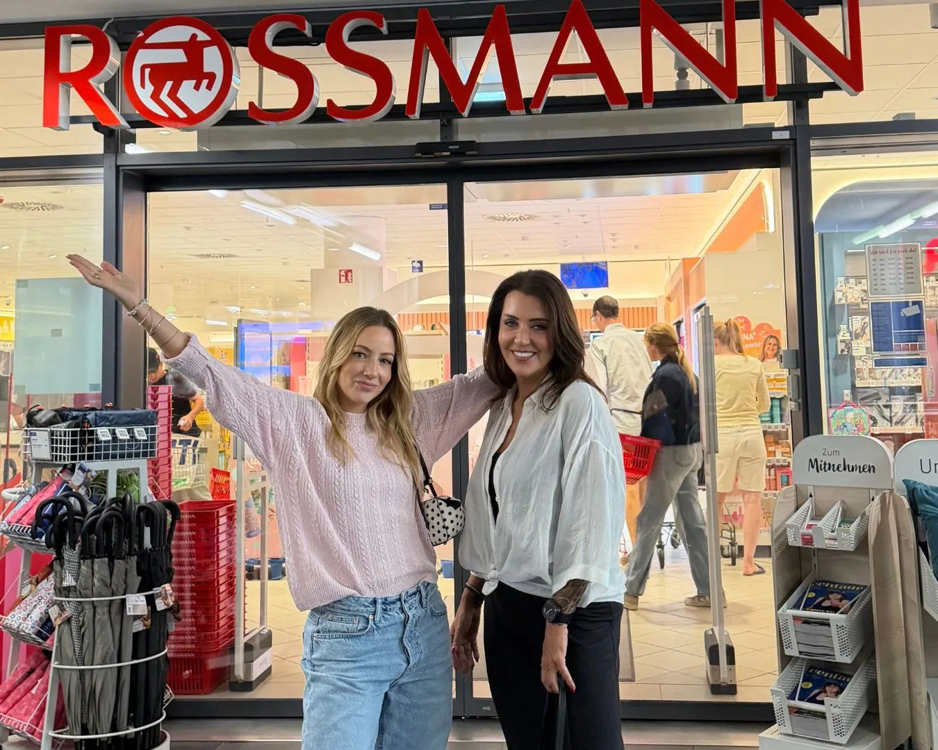 feschi Gruenderinnen Christina und Michaela Bischof laecheln gluecklich in die Kamera vor einer Rossmann Filiale