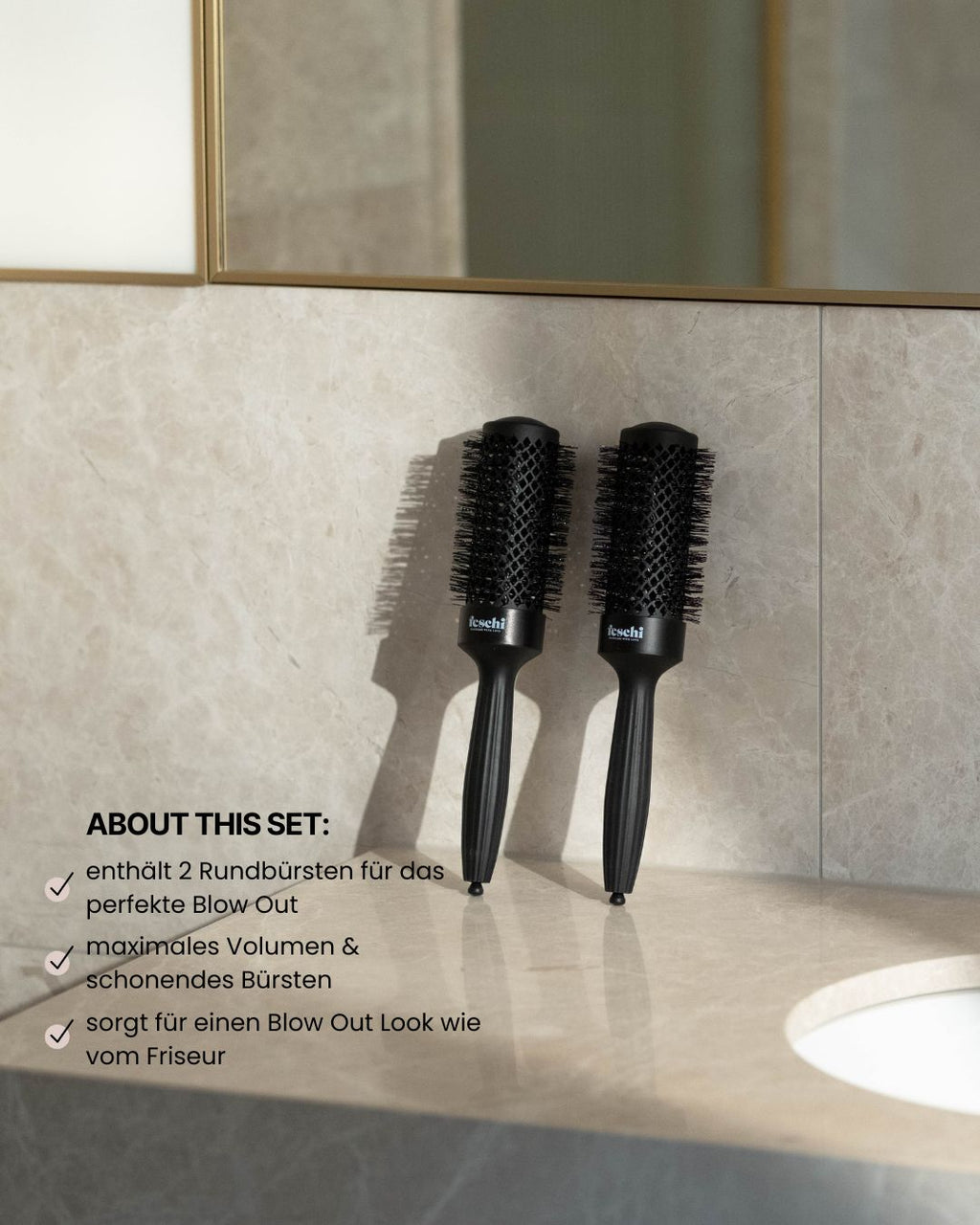 Zwei Rundbürsten von feschi stehen angelehnt im Badezimmer