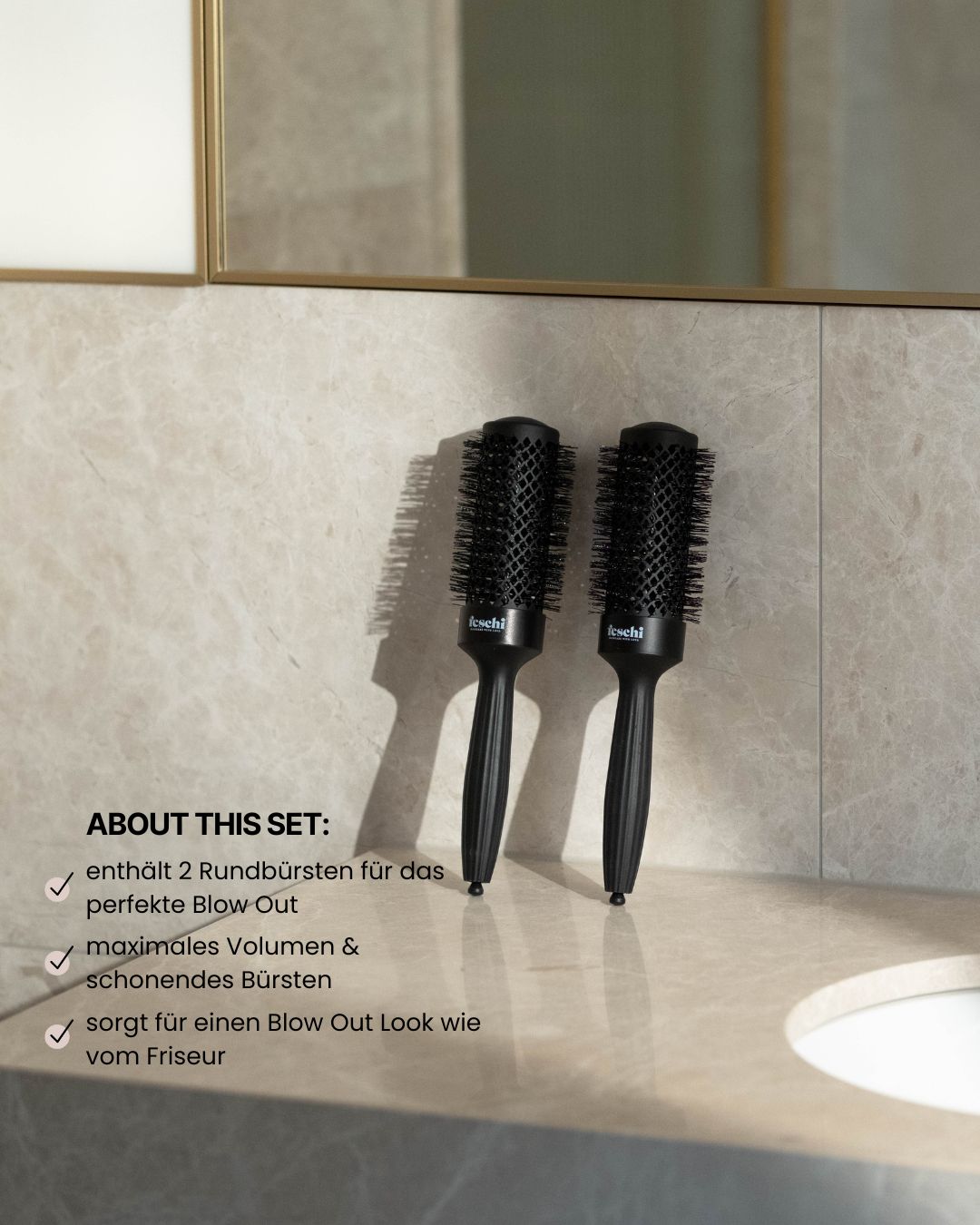 Zwei Rundbürsten von feschi stehen angelehnt im Badezimmer