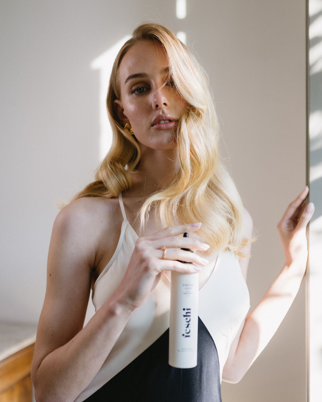 Frau mit intense care - 10 second treatment von fesch in der Hand