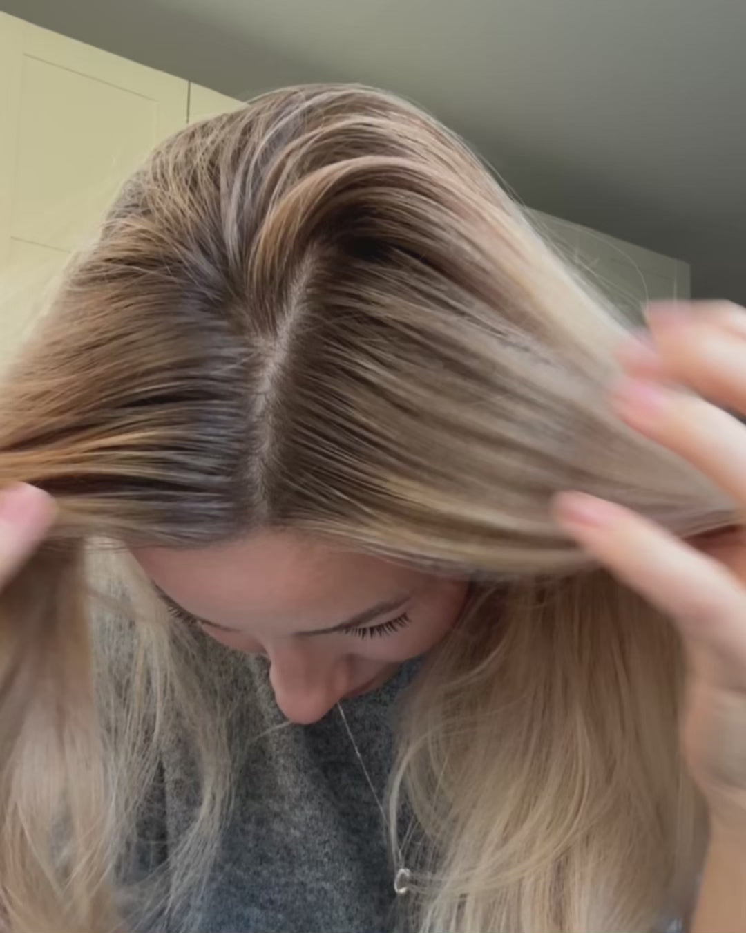 Video wo das Trockenshampoo Liquid von feschi angewendet wird