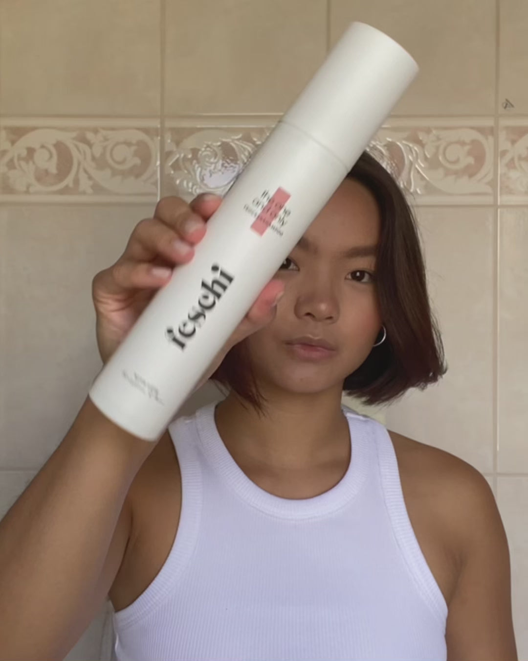 Frau zeigt einen Hairstyle mit kurzen Haaren