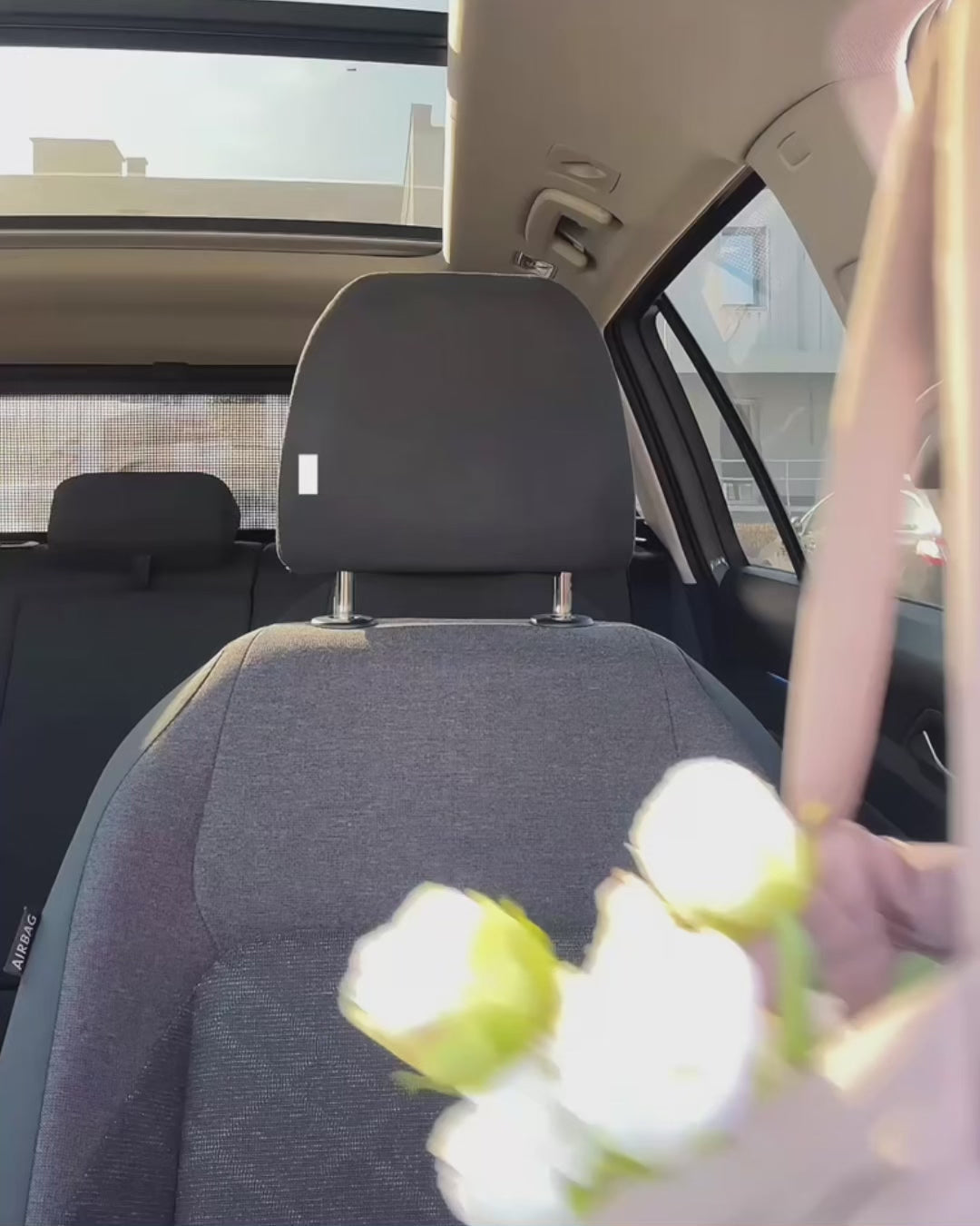 Frau frischt sich im Auto ihre Haare mit den feschi Produkten auf
