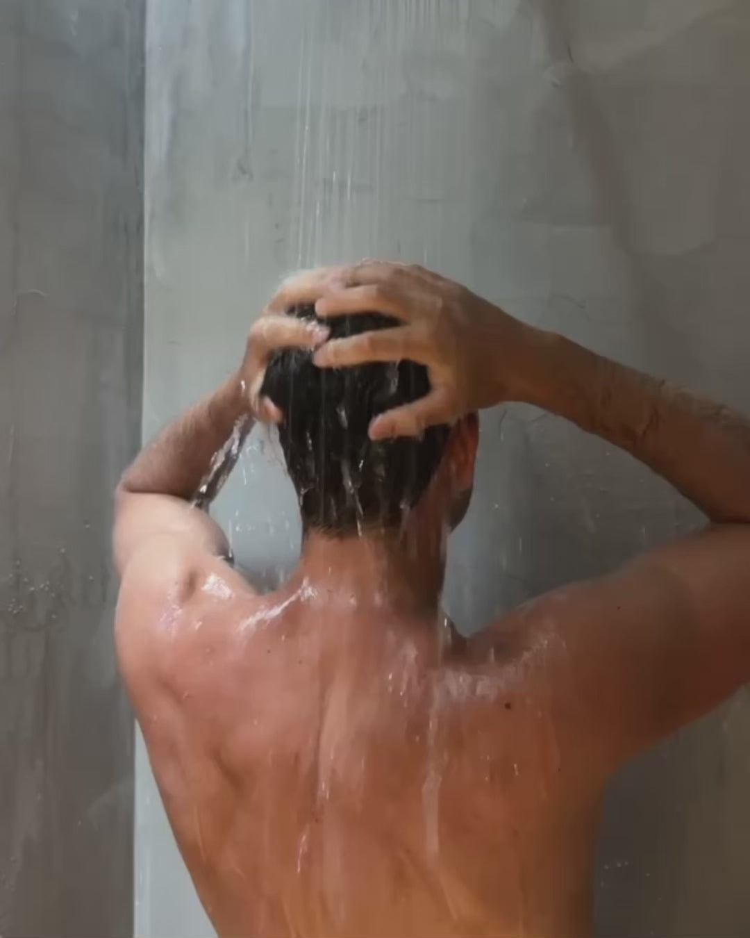 Mann zeigt seine Haarpflege-Routine
