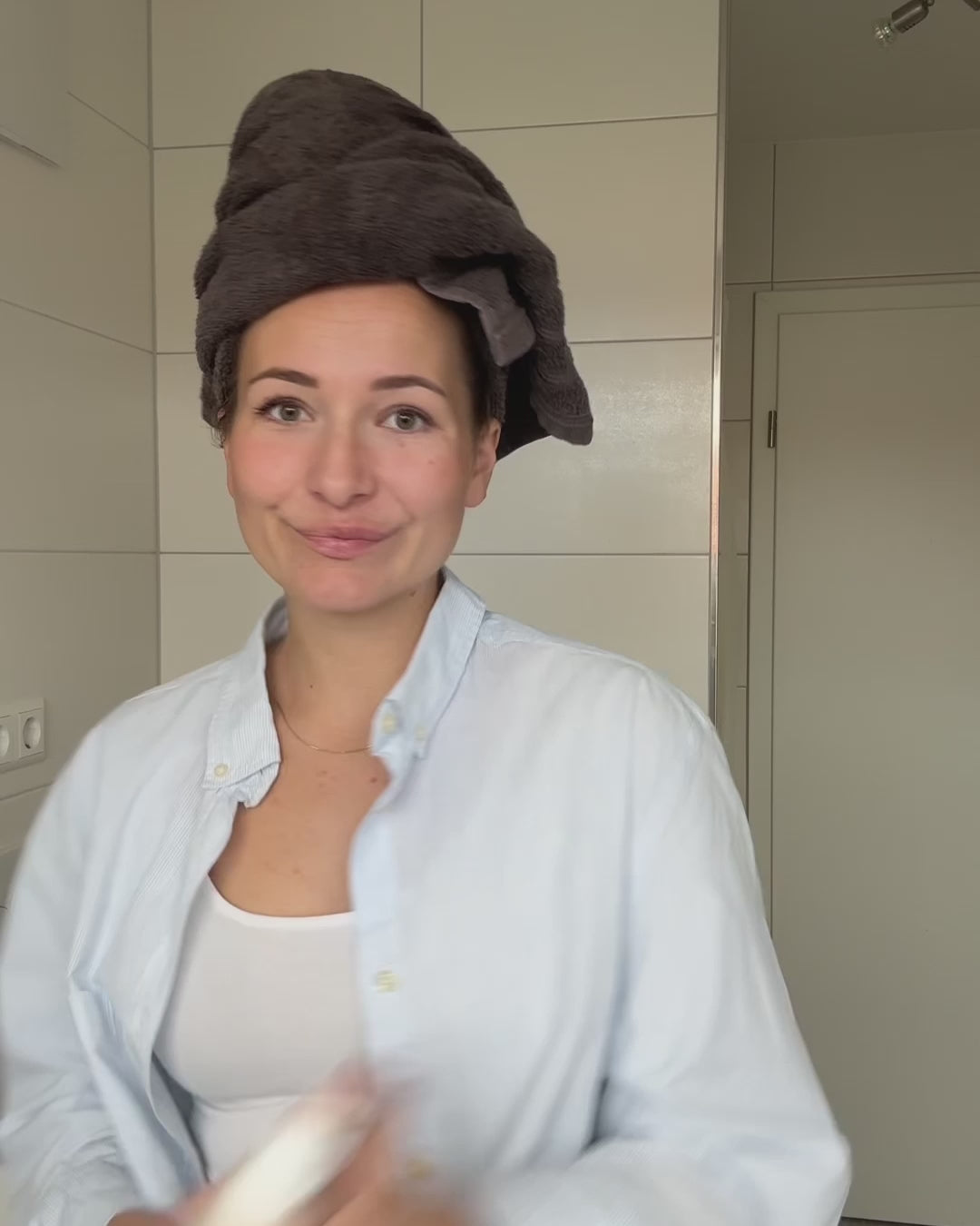 Frau sprüht sich ein Lockenspray von feschi in Haare