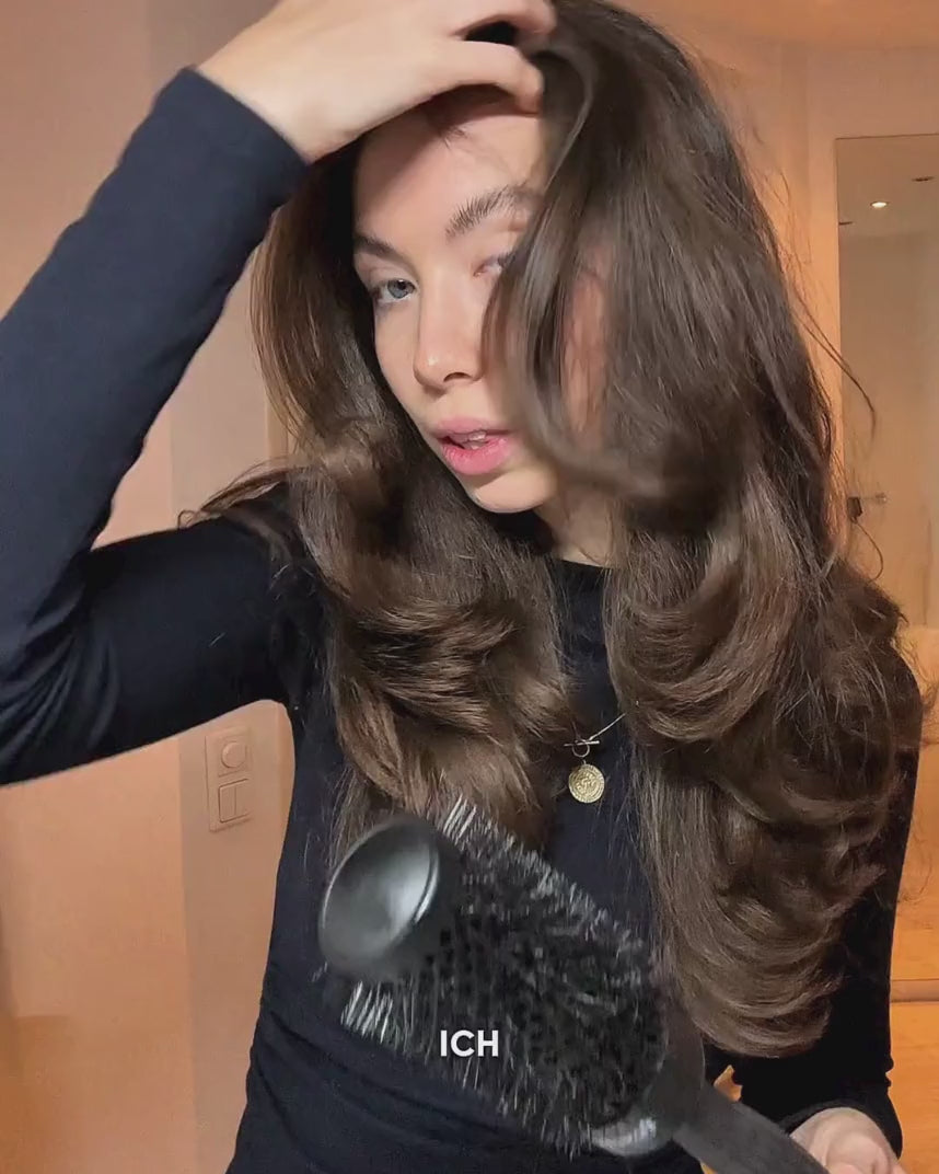 Frau zeigt ein Blow Out mit feschi Produkten