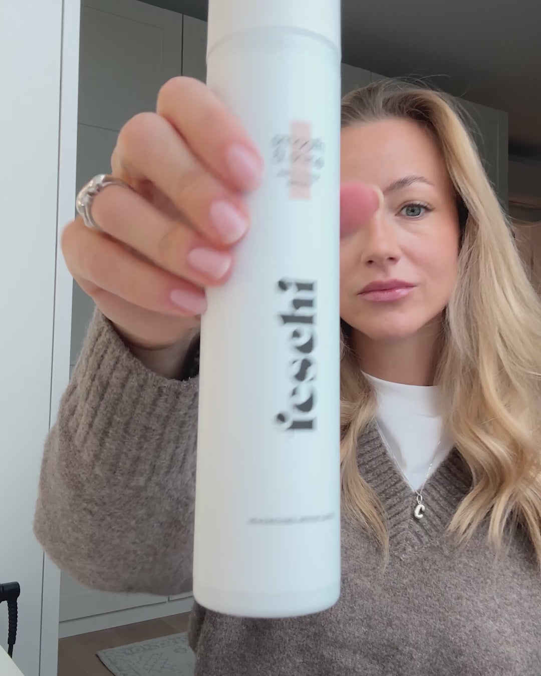 Video, wo Frau Anti Frizz Spray von feschi benutzt