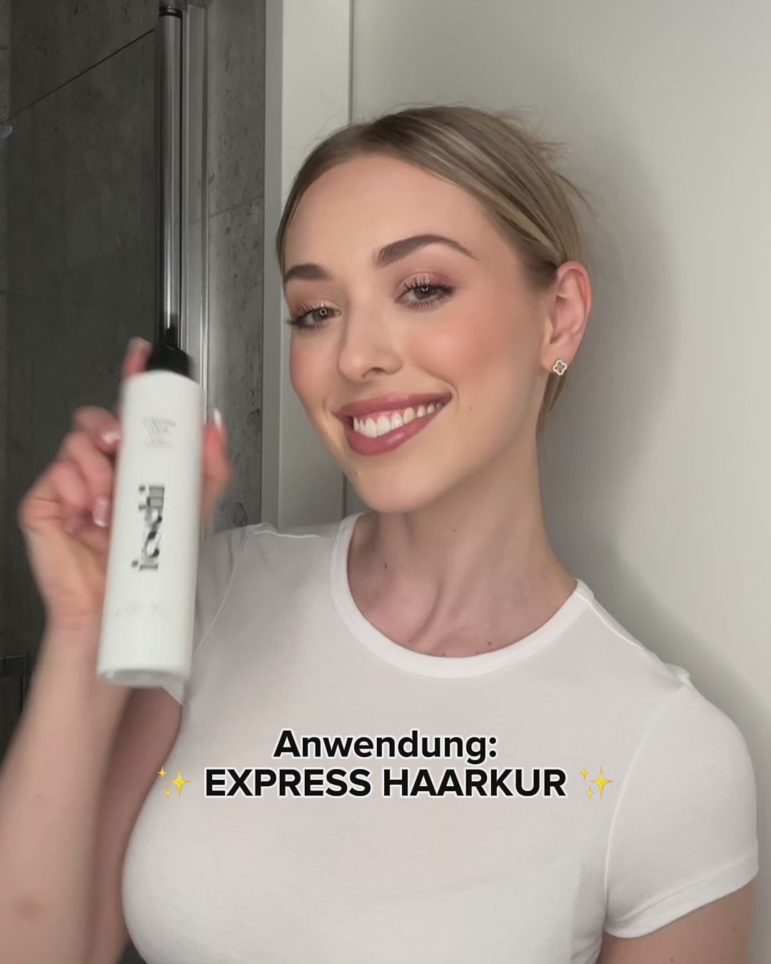 Frau zeigt die Anwendung in einem Video vom feschi intense care - 10 second treatment